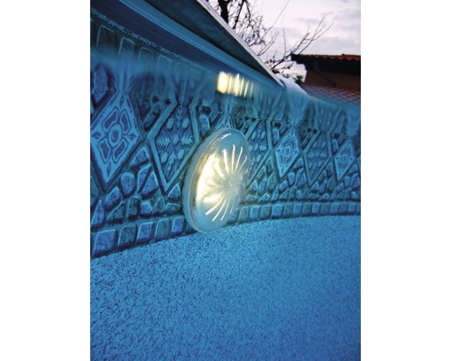 Nahaufnahme eines Schwimmbeckens mit Beleuchtung und Wasserspiel