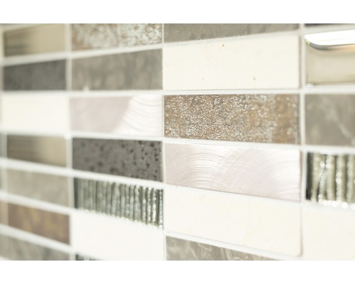 Nahaufnahme verschiedener Wandfliesenmuster.