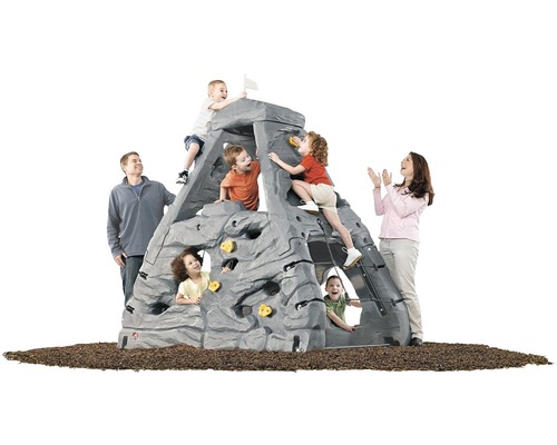 Klettergerüst mit mehreren Kindern und zwei Erwachsenen