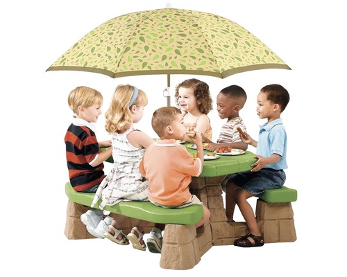 Kinder sitzen an einem Picknicktisch mit Sonnenschirm