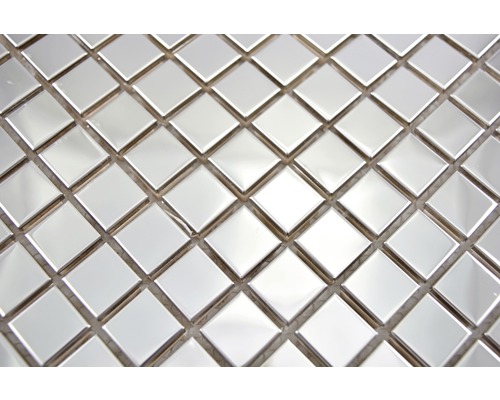 Nahaufnahme von quadratischen Mosaikfliesen