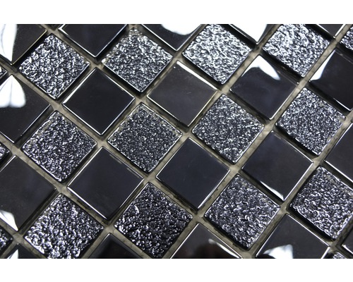 Nahaufnahme von schwarzen Mosaikfliesen mit glänzender und strukturierter Oberfläche