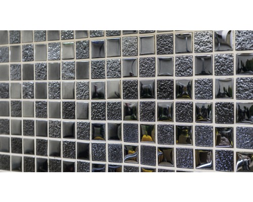 Quadratische Mosaikfliesen mit glatter und strukturierter Oberfläche