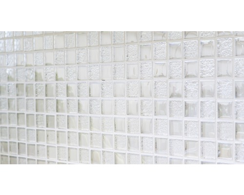 Nahaufnahme von quadratischen Glasmosaikfliesen