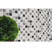 Wand mit Mosaikfliesen und Dekoration