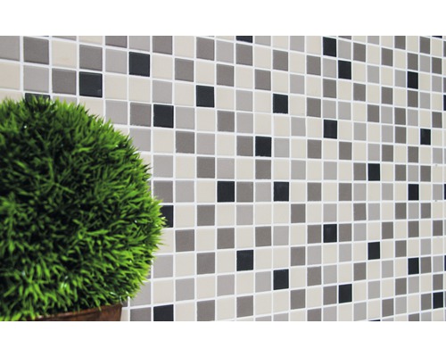 Wand mit Mosaikfliesen und Dekoration