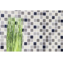 Mosaikfliesenwand mit dekorativem Gras