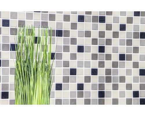 Mosaikfliesenwand mit dekorativem Gras