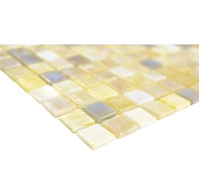 Nahaufnahme von Mosaikfliesen aus Glas