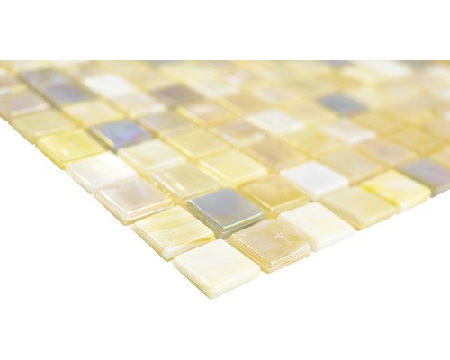 Nahaufnahme von Mosaikfliesen aus Glas