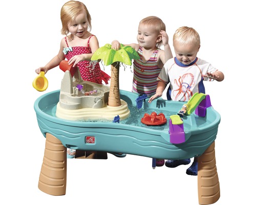 Kinder spielen mit einem Wasser- und Sandtisch mit Zubehör