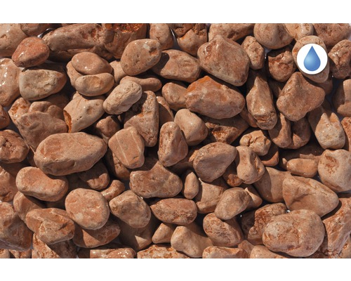 Nahaufnahme von dekorativen, rötlich-braunen Zierkieseln mit Wassersymbol