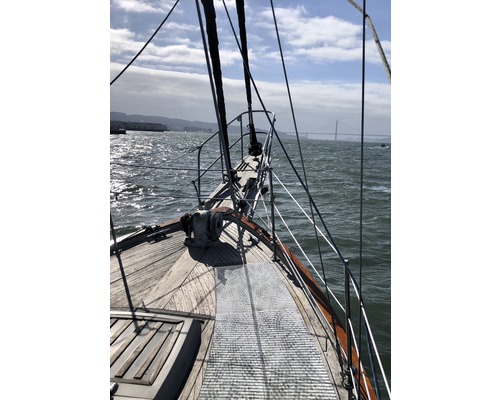 Blick vom Bug eines Segelboots auf das Meer