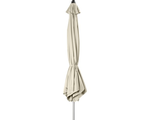 Geschlossener Gartenschirm mit weißem Mast