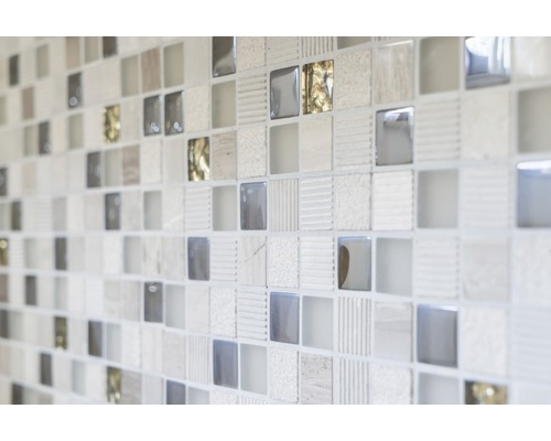 Nahaufnahme einer Mosaikfliese mit unterschiedlichen Oberflächen