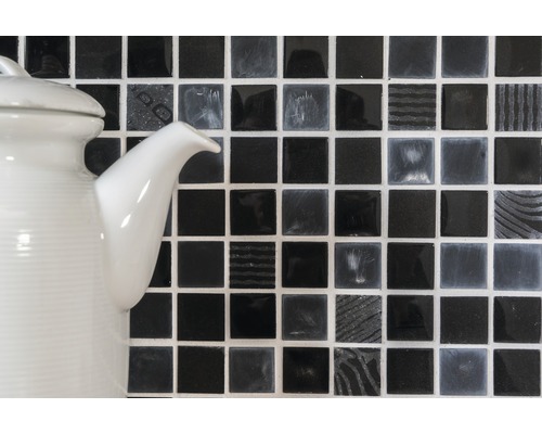 Dekorative Mosaikfliese in quadratischem Format vor einer Teekanne