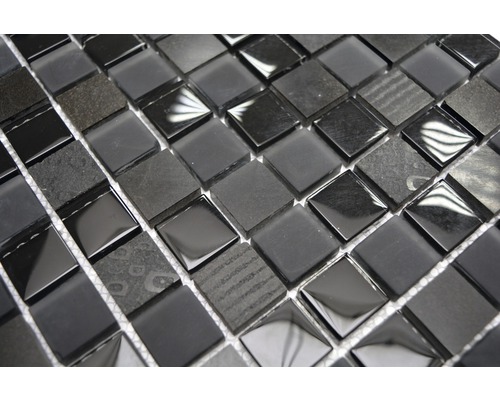 Nahaufnahme von quadratischen Mosaikfliesen aus Glas und Stein