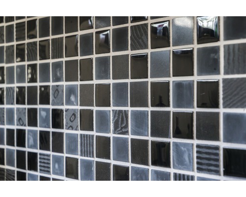 Quadratische Mosaikfliesen in verschiedenen Grautönen als Wandverkleidung