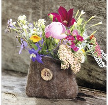 Blumenarrangement in Filztasche mit Knopf
