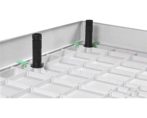 Schürze für Sanotechnik SMC 1010 R rund 1000x1000 mm weiß Detailansicht eines weißen Pflanzkübel-Untersetzers mit schwarzen Füßen und grünen Befestigungsclips.
