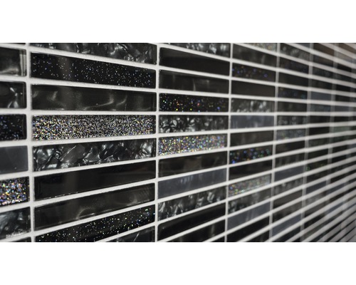 Detailaufnahme von Mosaikfliesen in Schwarz mit Glitzer