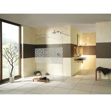 Badezimmer mit Dusche, Waschbecken und Sitzbank