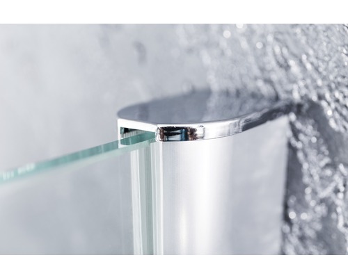 Detail einer Glasduschwand mit Metallhalterung