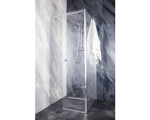 Begehbare Dusche mit Brausegarnitur und Handtuch