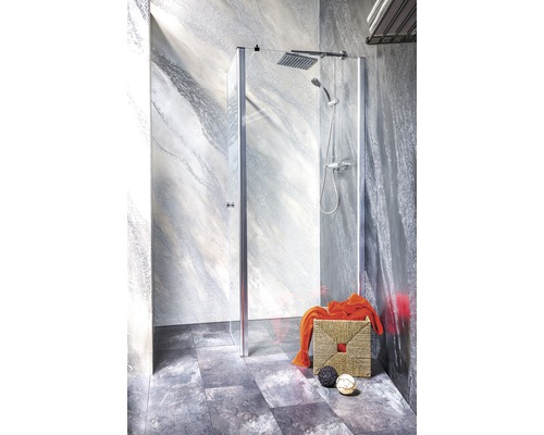 Moderne Dusche mit Echtglasabtrennung, Duschkopf und Handbrause in einem Badezimmer mit strukturierten Fliesen.