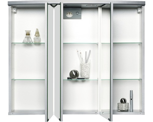Geöffneter Spiegelschrank mit Glasablagen und Steckdose