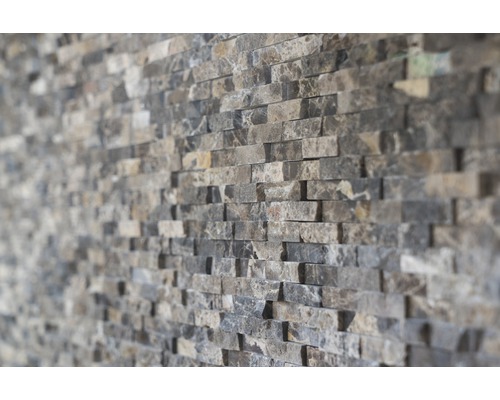 Mauer aus Naturstein-Mosaikfliesen