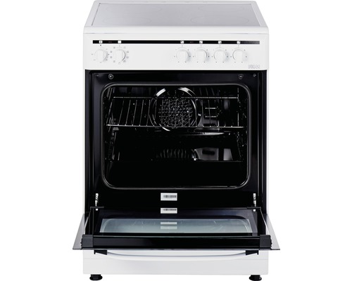 Weißer Elektroherd mit geöffneter Ofentür.