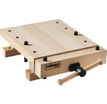 Werkbank aus Holz mit Spannvorrichtung und Löchern