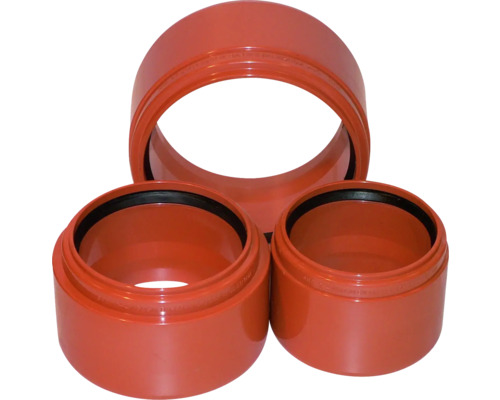 Drei Kunststoffrohrmuffen mit Dichtungen