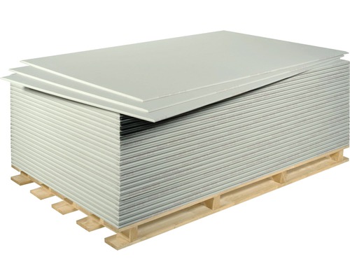 Stapel Gipskartonplatten auf Holzpalette