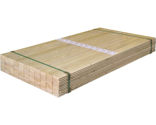 Stapel imprägnierter Holzbretter, gebündelt mit Kunststoffband