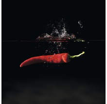 Rote Chili unter Wasser mit Spritzblasen