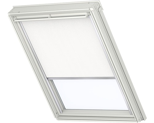 Dachfenster mit heruntergelassenem Rollo