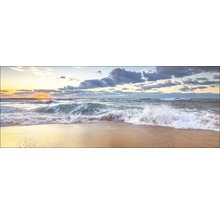 Wellen am Strand bei Sonnenuntergang