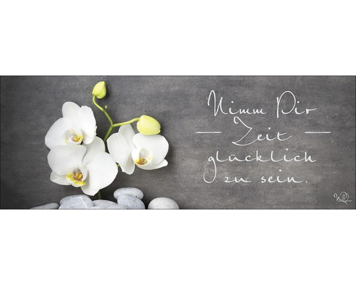 Dekoration mit Orchideenblüten, Steinen und dem Spruch ''Nimm Dir Zeit glücklich zu sein''.