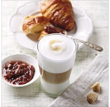 Latte Macchiato im Glas mit Croissants und Konfitüre