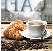 Tasse Kaffee mit Croissants und Kaffeebohnen auf Holztisch