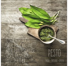 Bärlauchpesto mit frischen Zutaten auf Holzgrund