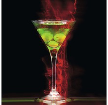 Martini-Glas mit Oliven und Getränk