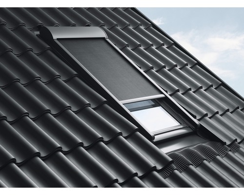 Dachfenster mit Rollladen auf einem Dach