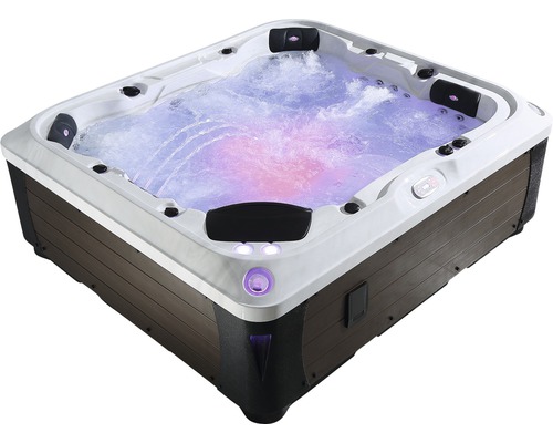 Sprudelbad mit Wasser und Beleuchtung