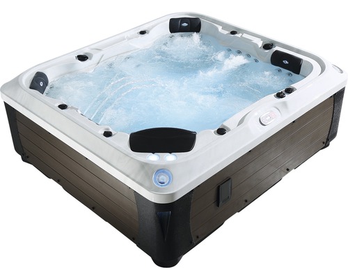 Sprudelbad gefüllt mit Wasser