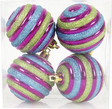 Vier Christbaumkugeln mit spiralförmigem Muster in einer Verpackung