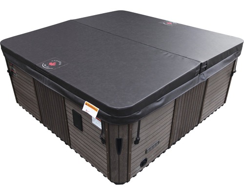 Abgedeckter Whirlpool mit Holzverkleidung