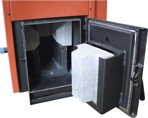 Holzofen mit geöffneter Tür und Schamottsteinen